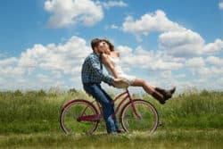 emphatische-Liebesbeziehung-Herausforderung--Paar-Fahhrrad-engagement