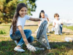 Angst-Leugnung-girl-plastic-bottles-Dmytro-Fred-Hageneder-Zinkevych-shutterstock-683780260