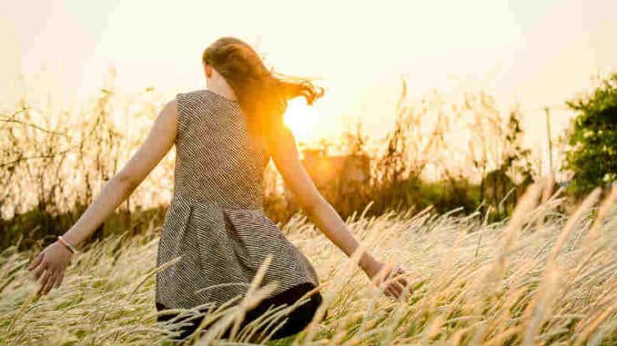 gluecklich-sein-natur-frau-das-leben-ist-gut-sunset