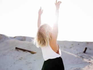 Frau-strand-Arme-hoch