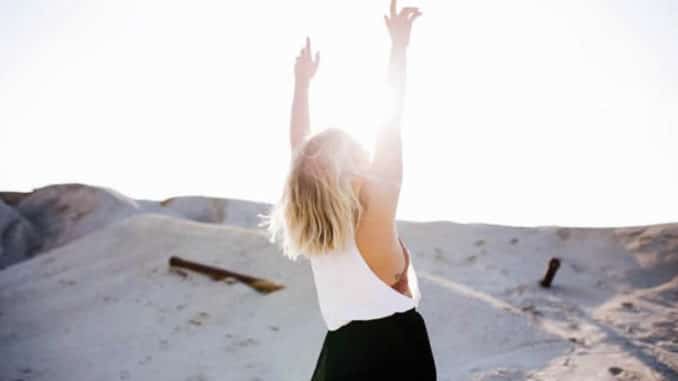 Frau-strand-Arme-hoch