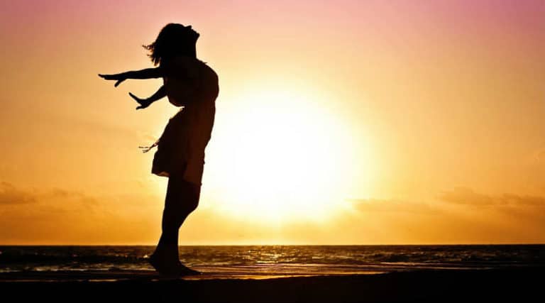 Glueckselige-Goetterwelt-im-Innersten-Frau-Sonneaufgang-Meer-woman