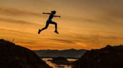 Siegertypen frau springt wassergraben achieve