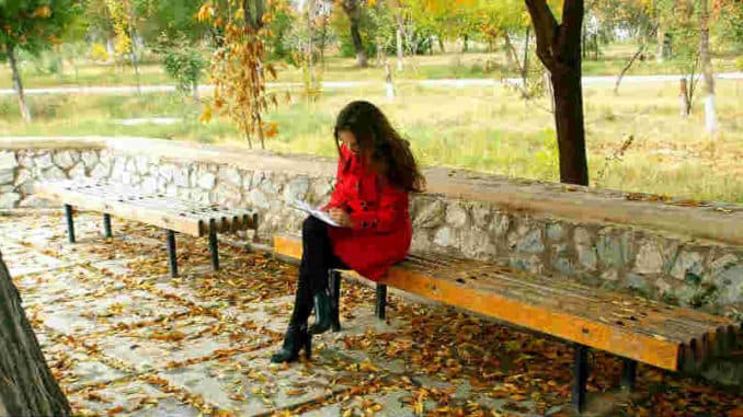 Selbstreflexion wie geht das-810-450-selbstreflektion-fokus-Herbst-Frau-Bank-thoughtfulness