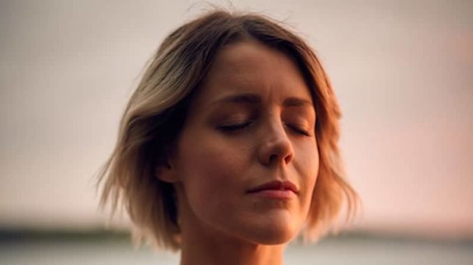 gesicht-frau-selfcare-darius-bashar-unsplash