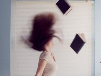 krise-frau-bücher-woman