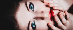 weibliche-identitaet-frau-gesicht-blue-eyes