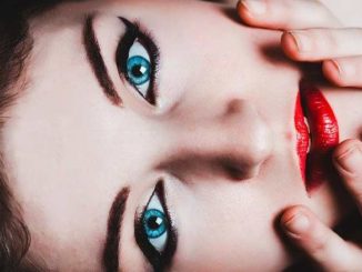 weibliche-identitaet-frau-gesicht-blue-eyes