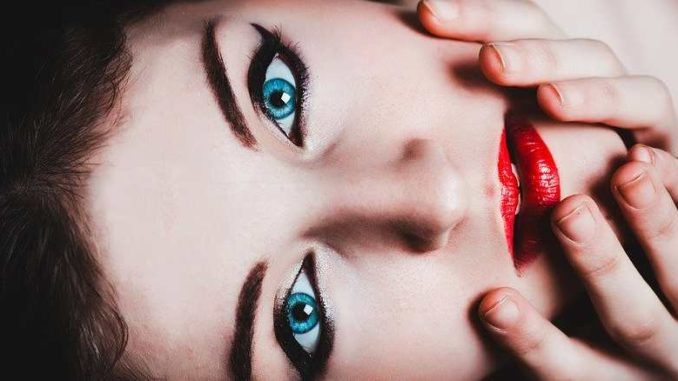 weibliche-identitaet-frau-gesicht-blue-eyes