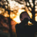 mann-Stress-haende-gesicht