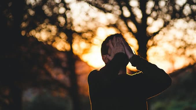 mann-Stress-haende-gesicht