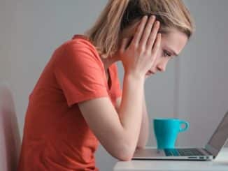 studium-frau-laptop-kaffee-pexels