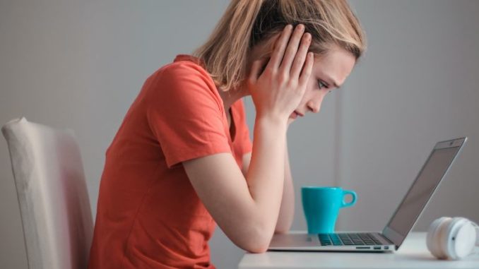 studium-frau-laptop-kaffee-pexels