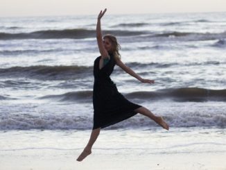frau-meer-springt-beach