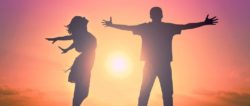Selbstliebe als Reaktionsmuster-mann-frau-sonnenuntergang-gluecklich-hug