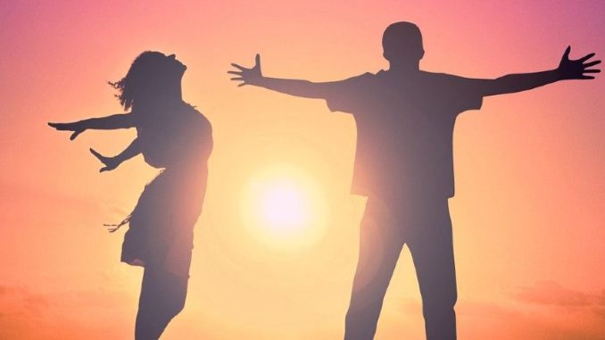 mann-frau-sonnenuntergang-gluecklich-hug