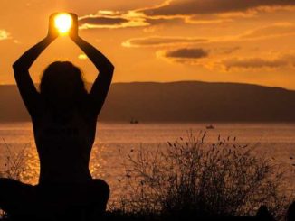 sonnenuntergang-frau-yoga-sun