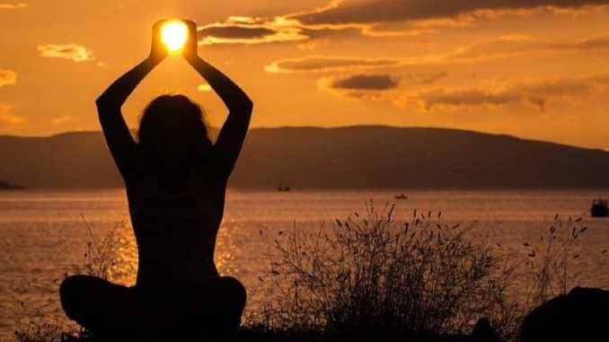 sonnenuntergang-frau-yoga-sun