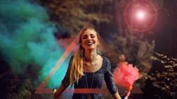 Glaubenssätze manifestieren-Frau-farben-licht-dreieck-composing