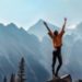 frau-berge-gluecklich-mountains