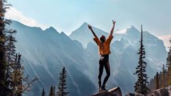 frau-berge-gluecklich-mountains