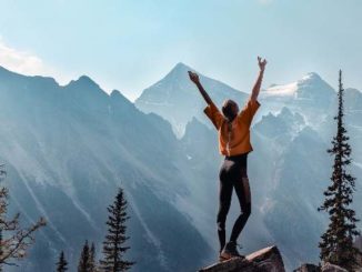 frau-berge-gluecklich-mountains