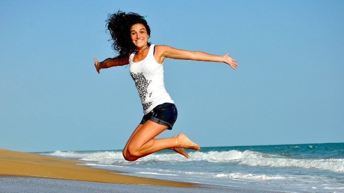 frau-meer-gluecklich-fitness