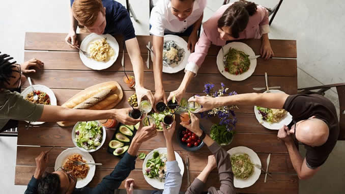 gemeinsam-essen-anstossen-group-of-people