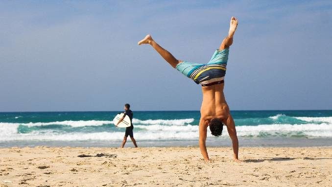 mann-meer-handstand