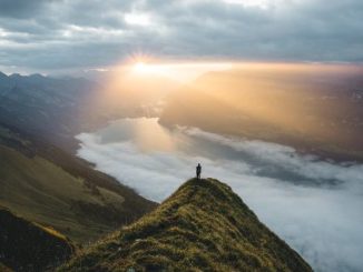 mensch-berg-sonne-aussicht-switzerland