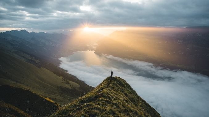 mensch-berg-sonne-aussicht-switzerland