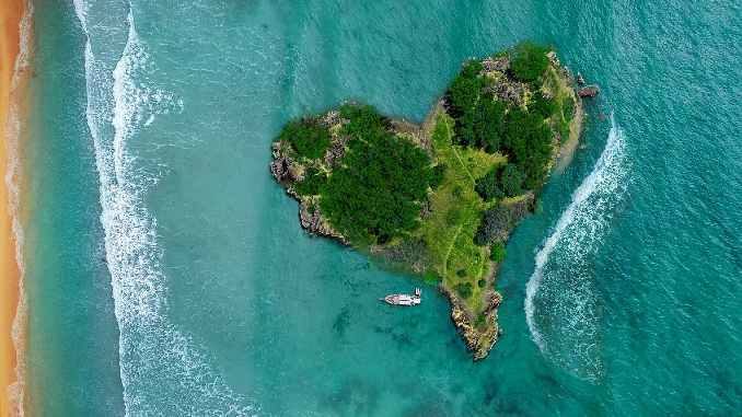 Herzfoermige Insel im Meer