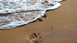 Spannung und Entspannung fussspuren im sand