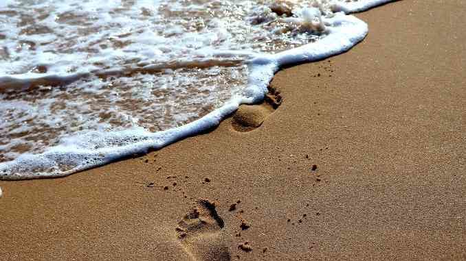 fussspuren im sand am meer