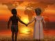 kinder-stehen-in-der-Abendsonne-in-Verbundenheit-Hand-in-Hand-am-Ufer-und-schauen-in-Liebe-auf-die-Welt