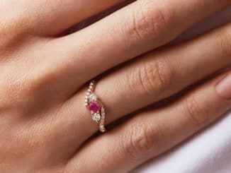 Rubinring an der Hand