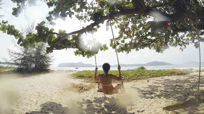 frau-schaukel-strand-paradies-topical-beach