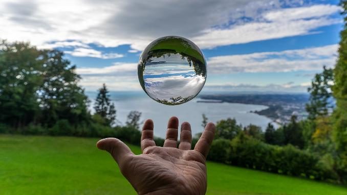 glaskugel-hand-nature