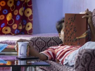 lockdown-light-mann-sofa-buch-stay-at-home