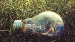 Ursache Kopfschmerzen und Tipps zum vorbeugen mann gluehbirne conceived