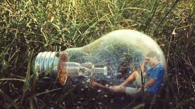 kopfschmerzen-migraene-mann-gluehbirne-conceived