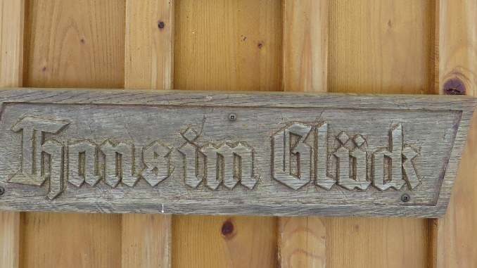 habseligkeiten-hans-im-glueck-wooden-sign