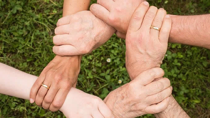 arbeitskollegen haende-team-spirit