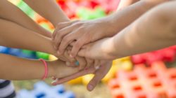 Tipps für heilsamen Umgang am Arbeitsplatz haende arbeitskollegen team hands