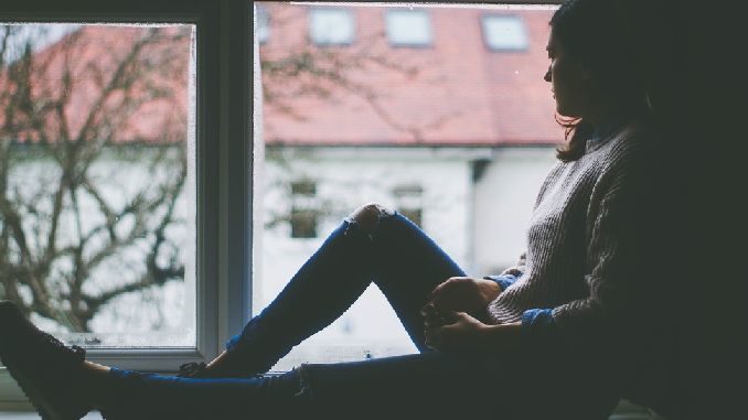 angst-frau-fenster-window-view