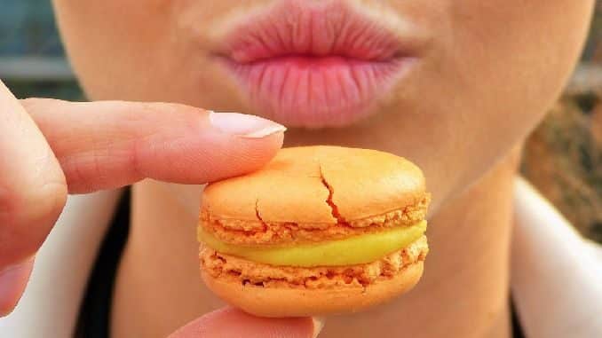 heisshunger-frau-keks-macaron