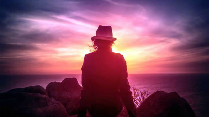 frau-Sonnenuntergang-Woman-Watching-the-Sunset