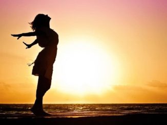 frau-meer-gluecklich-woman