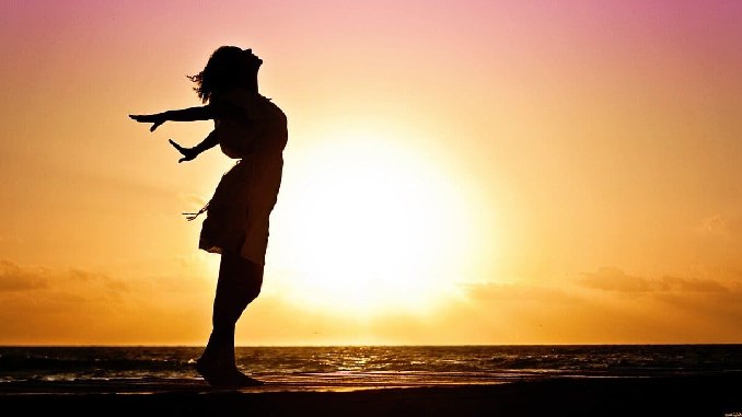 frau-meer-gluecklich-woman