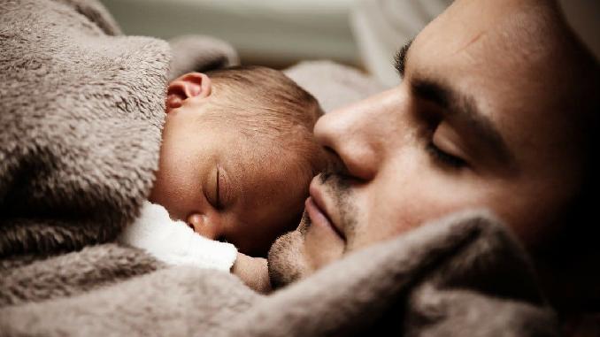 baby-vater-schlafen-father